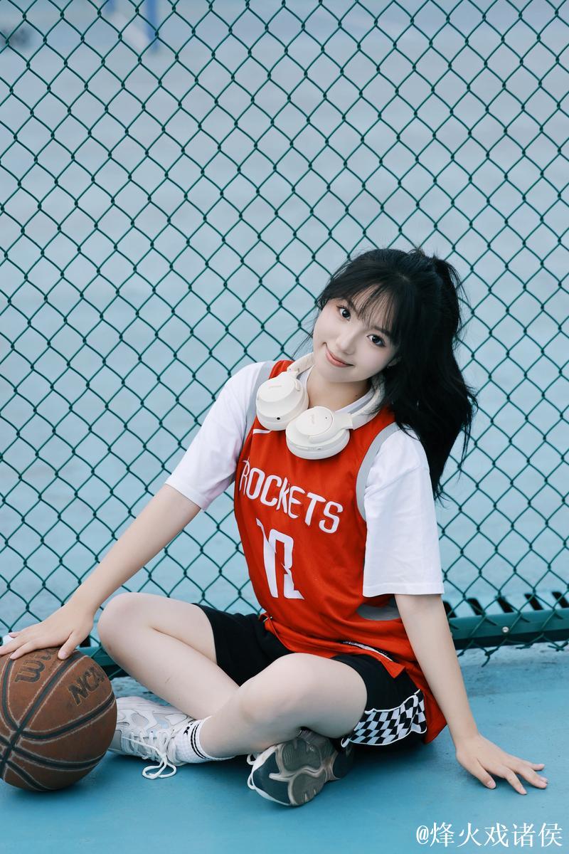 带你的篮球女孩来这个创意球场拍美照